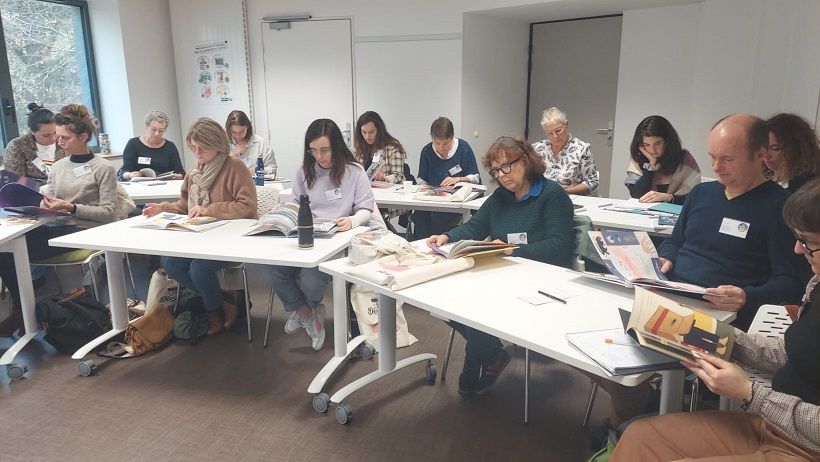 Des personnes faisant de la lecture en survol lors de l'atelier de bibliothérapie